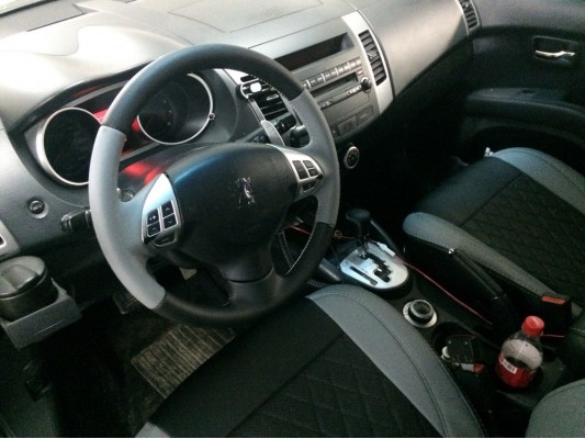 Авточехлы на Peugeot 4007